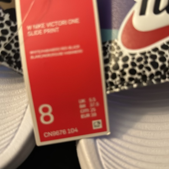 Nike NWT and box, open cover - Picture 2 of 3